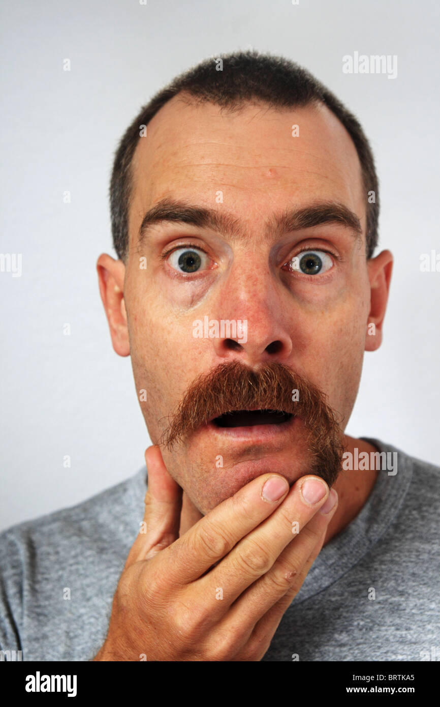 überrascht Mann mit unebenen Schnurrbart getrimmt mehr auf der einen Seite als die andere Stockfoto