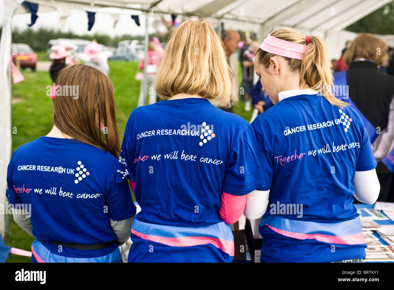 Freiwillige Helfer, die für die Krebsforschung UK Charity. Stockfoto