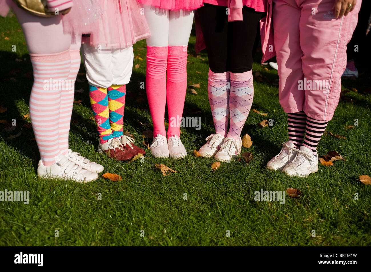 Bunte Kostüme getragen von Teilnehmer an der Unterstützung von Cancer Research UK Thorndon Stride-Veranstaltung. Stockfoto