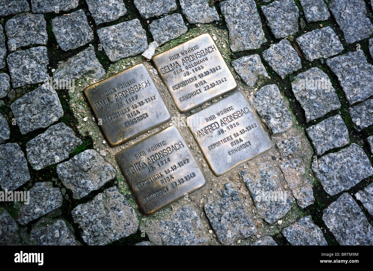 Vier der 2950 sogenannte Stolpersteine (Stolpersteine) in den Straßen