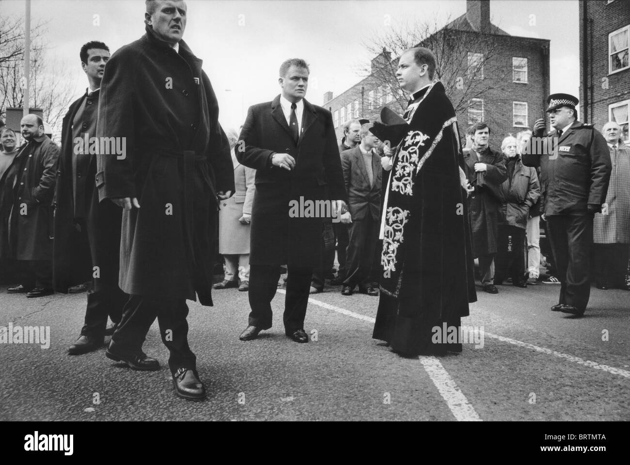 Trauergäste bei Ronnie Krays Beerdigung in Bethnal Green Stockfoto