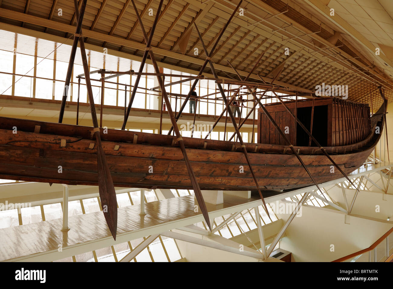 Khufu Schiff oder Sonnenbarke, Pyramiden von Gizeh, Kairo, Ägypten, Arabien, Afrika Stockfoto