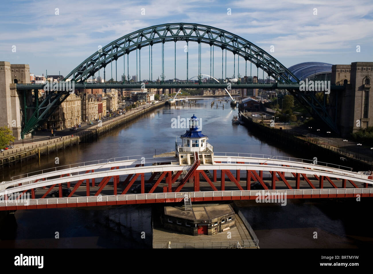 Die Drehbrücke und die Tyne-Brücke über den Fluss Tyne, Newcastle Upon Tyne. Stockfoto