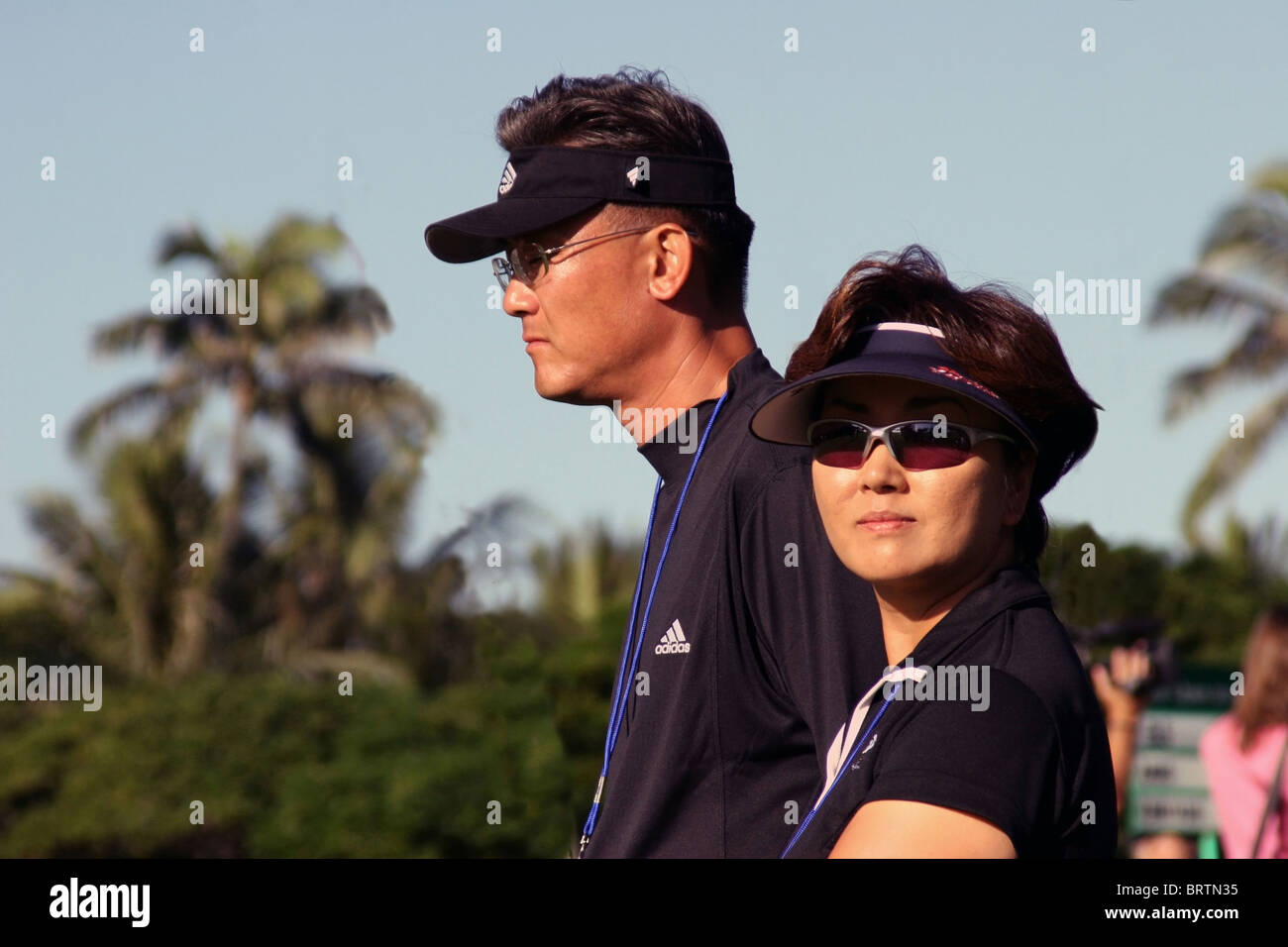 15 Jahre alte Michelle Wie Eltern folgt ihr auf dem Platz während einer Proberunde vor der PGA 2005 Sony Open In Hawaii. Stockfoto