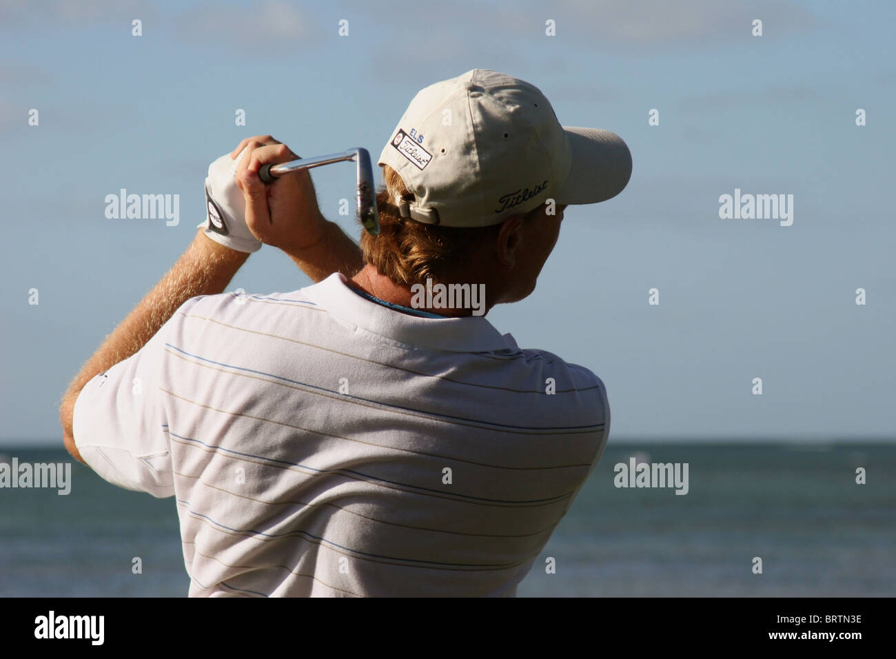 Südafrikas Ernie Els spielt das 17. Loch während einer Praxis Runden vor der 2005 Sony Open In Hawaii. Stockfoto