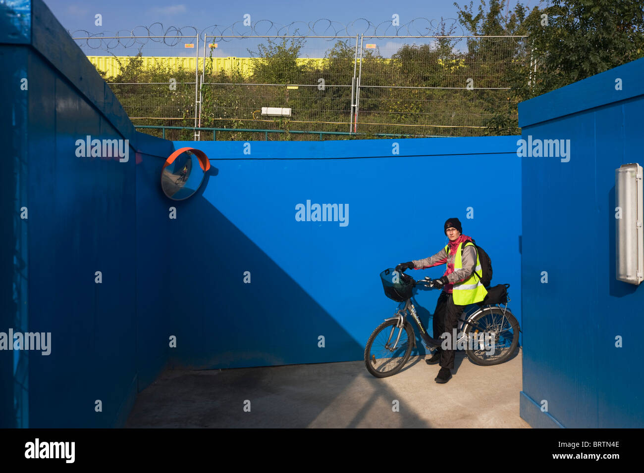 Öffentlicher Durchgang für interessierte einheimische und Pendler durch Land für Stratford Olympic Park entwickelt. Stockfoto