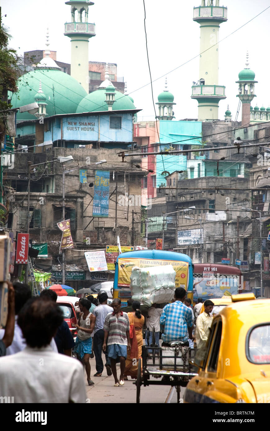 Chitpur Straßenszene mit Nakhoda Moschee, Kolkata, Indien Stockfoto