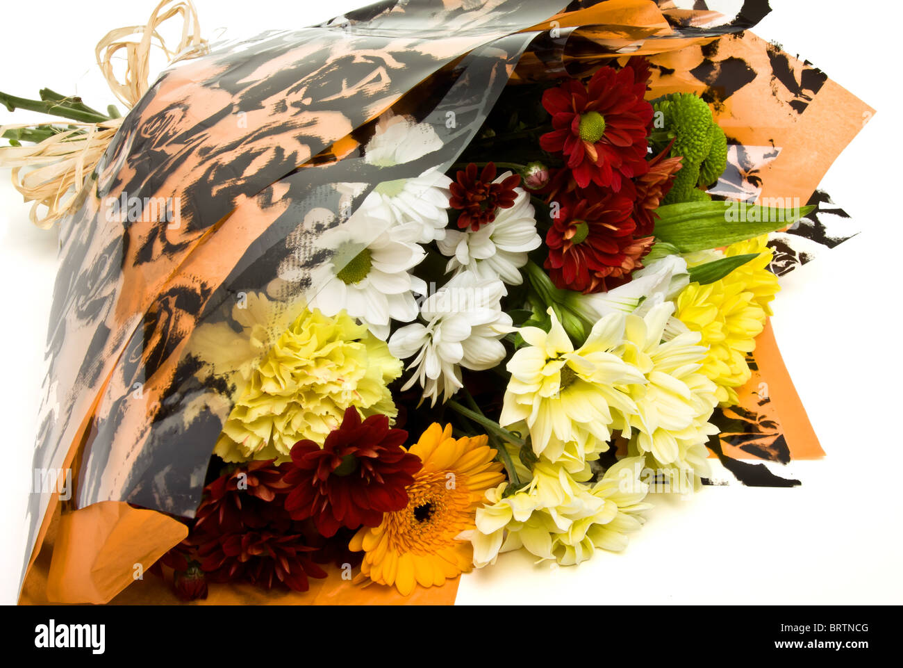 Schöner Blumenstrauß in Zellophan eingewickelt und mit einer Schleife isoliert auf weiss gebunden. Stockfoto