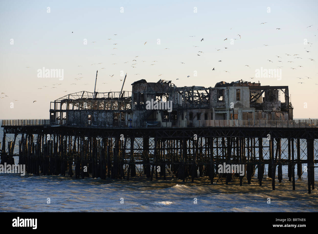 Die Überreste der Hastings Pier, die durch Feuer, 5. Oktober 2010 zerstört wurde. Stockfoto