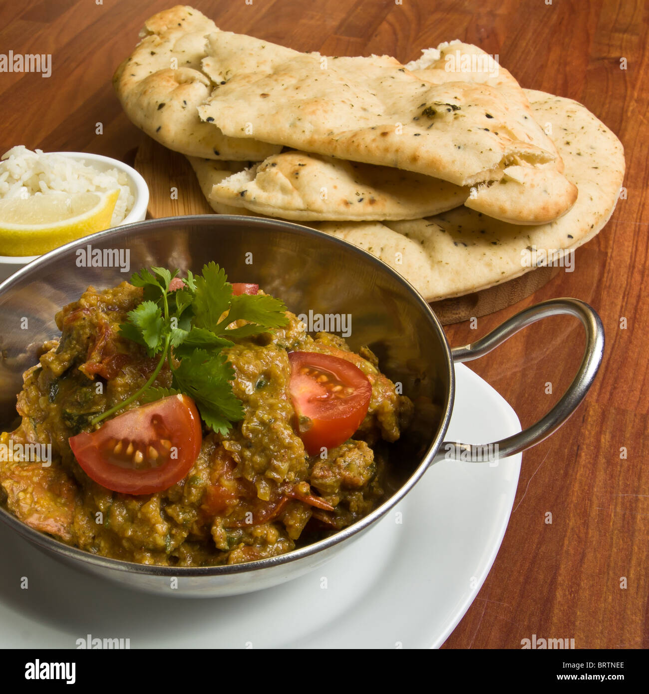 Indisches Curry Mahlzeit Huhn, Reis und Naan Brot. Stockfoto