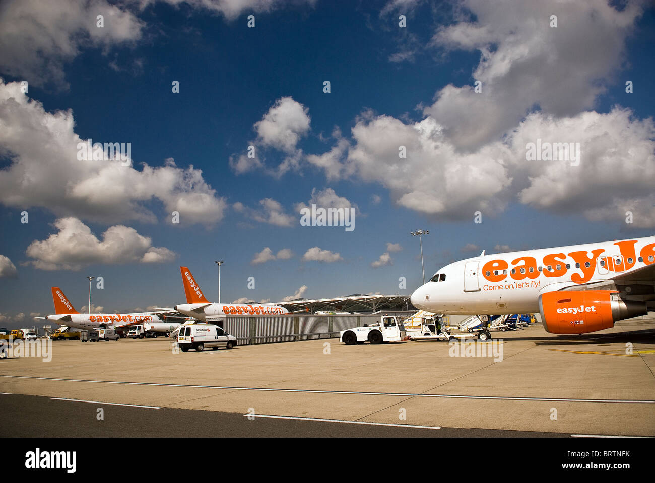 Jet-Flugzeuge be- und Entladen am Flughafen Bristol, UK Stockfoto