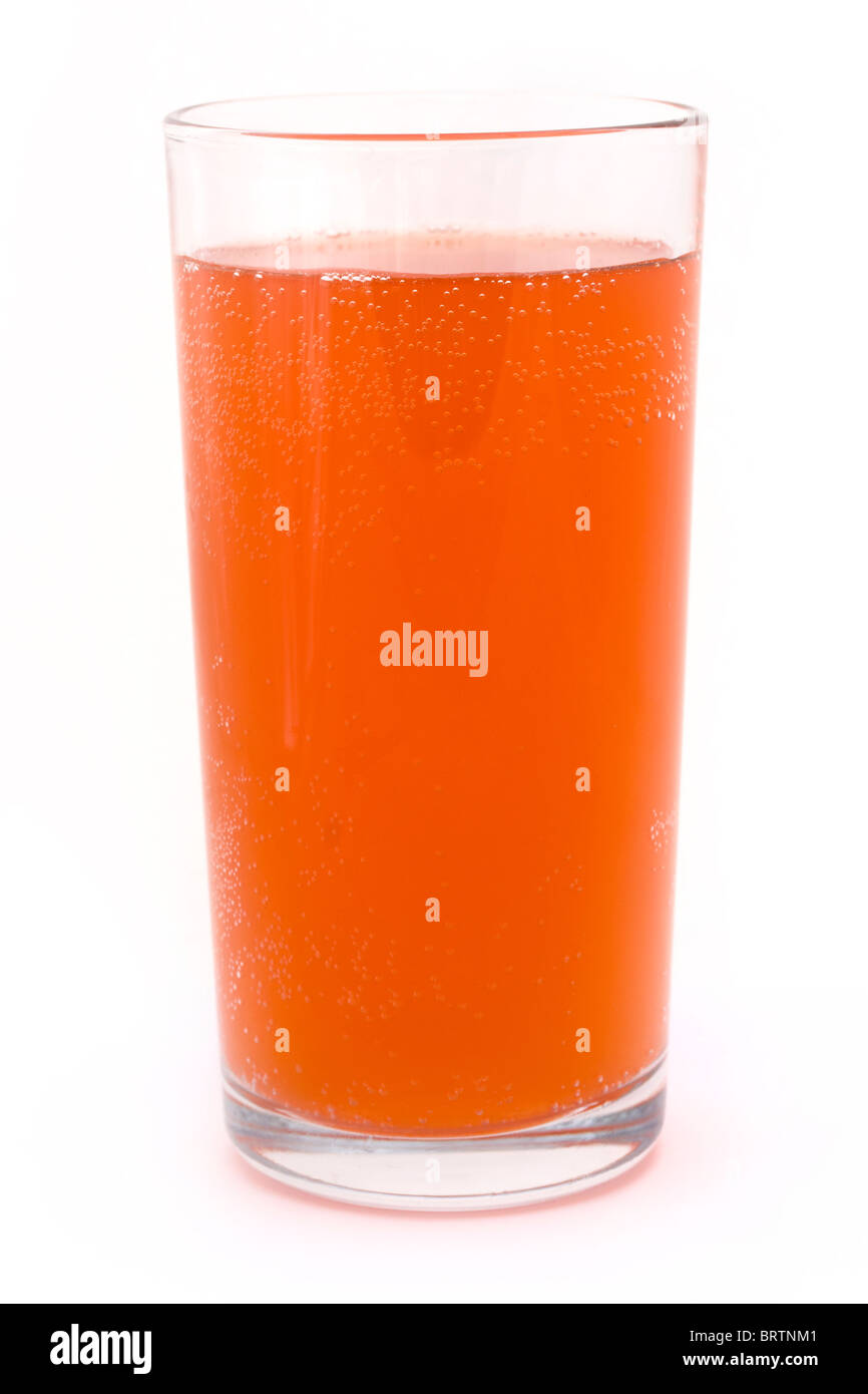 Glas prickelnden Orange auf weißem Hintergrund Stockfoto