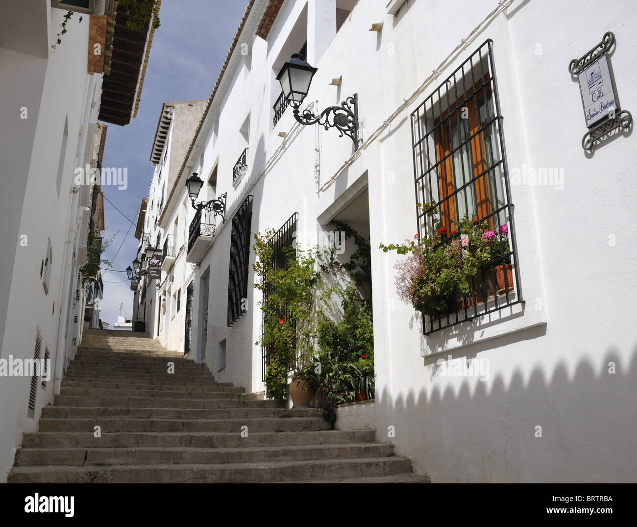 Malerische Straße im alten Altea, Costa Blanca, Spanien. Stockfoto