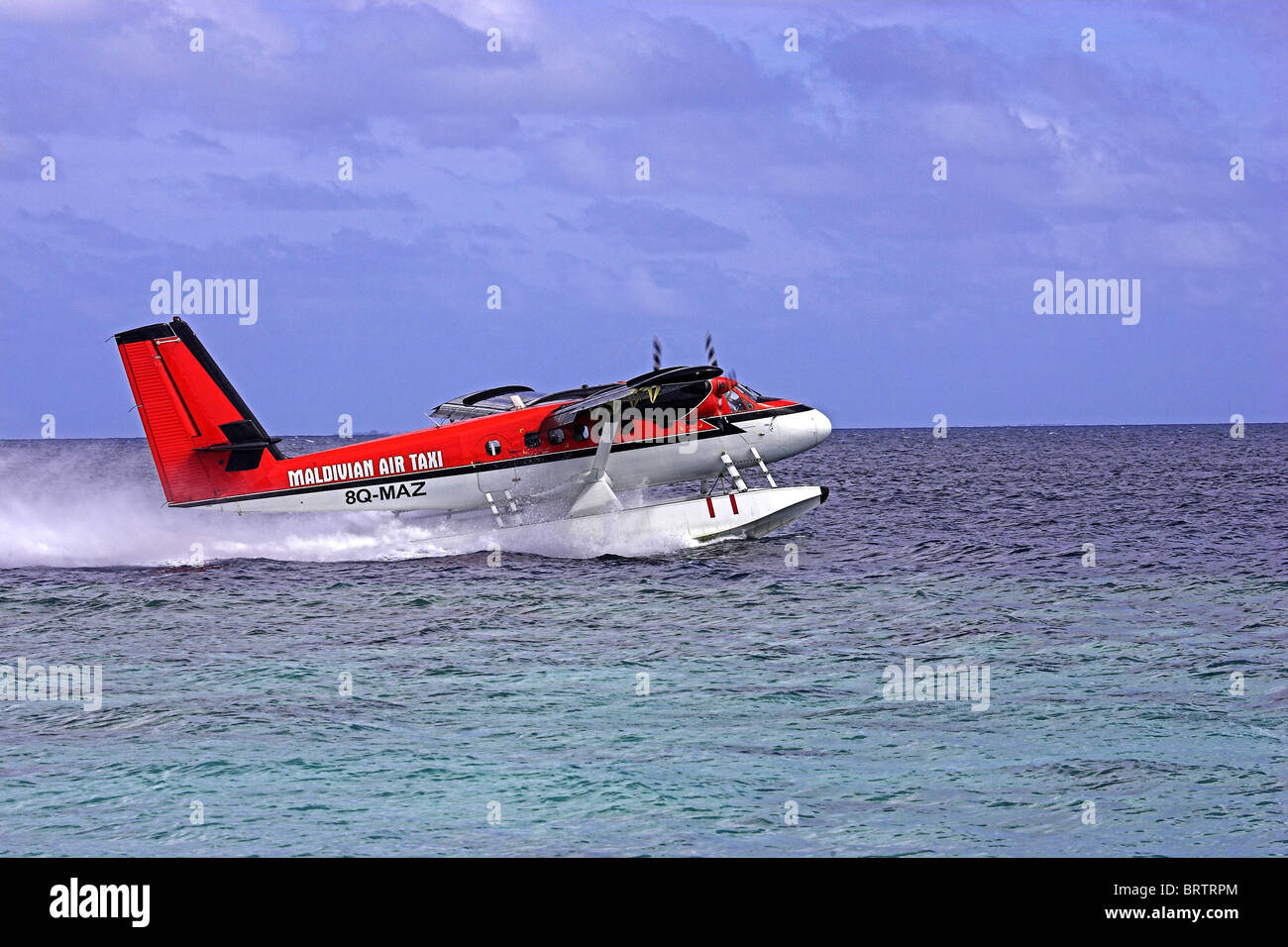 de Havilland DHC-6 Twin Otter Wasserflugzeug, Maldivian Air Taxi abheben von einer Insel auf den Malediven Stockfoto