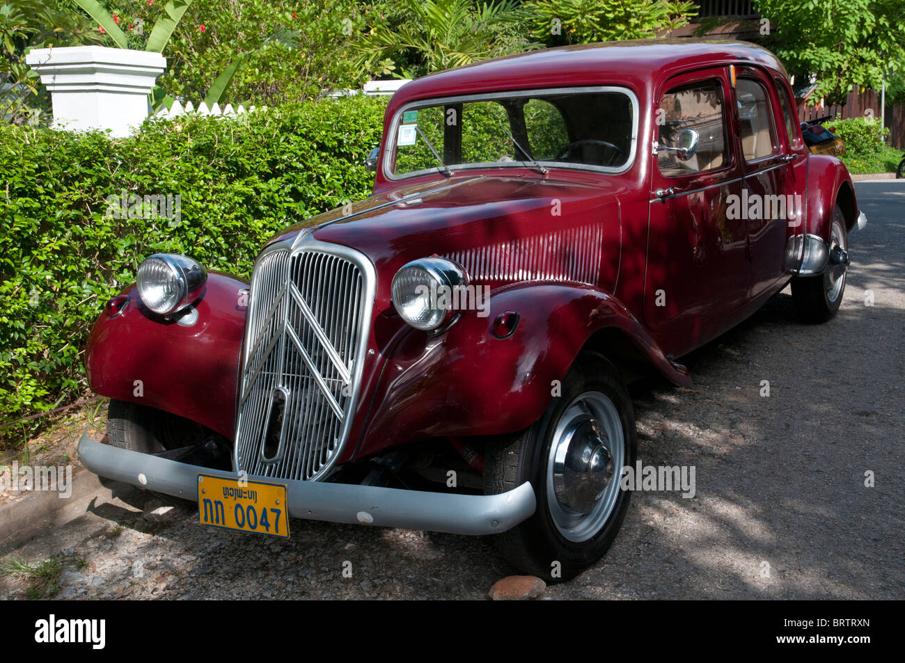 Bordeaux Citroen Traction Auto in Luang Prabang. Laos Stockfoto