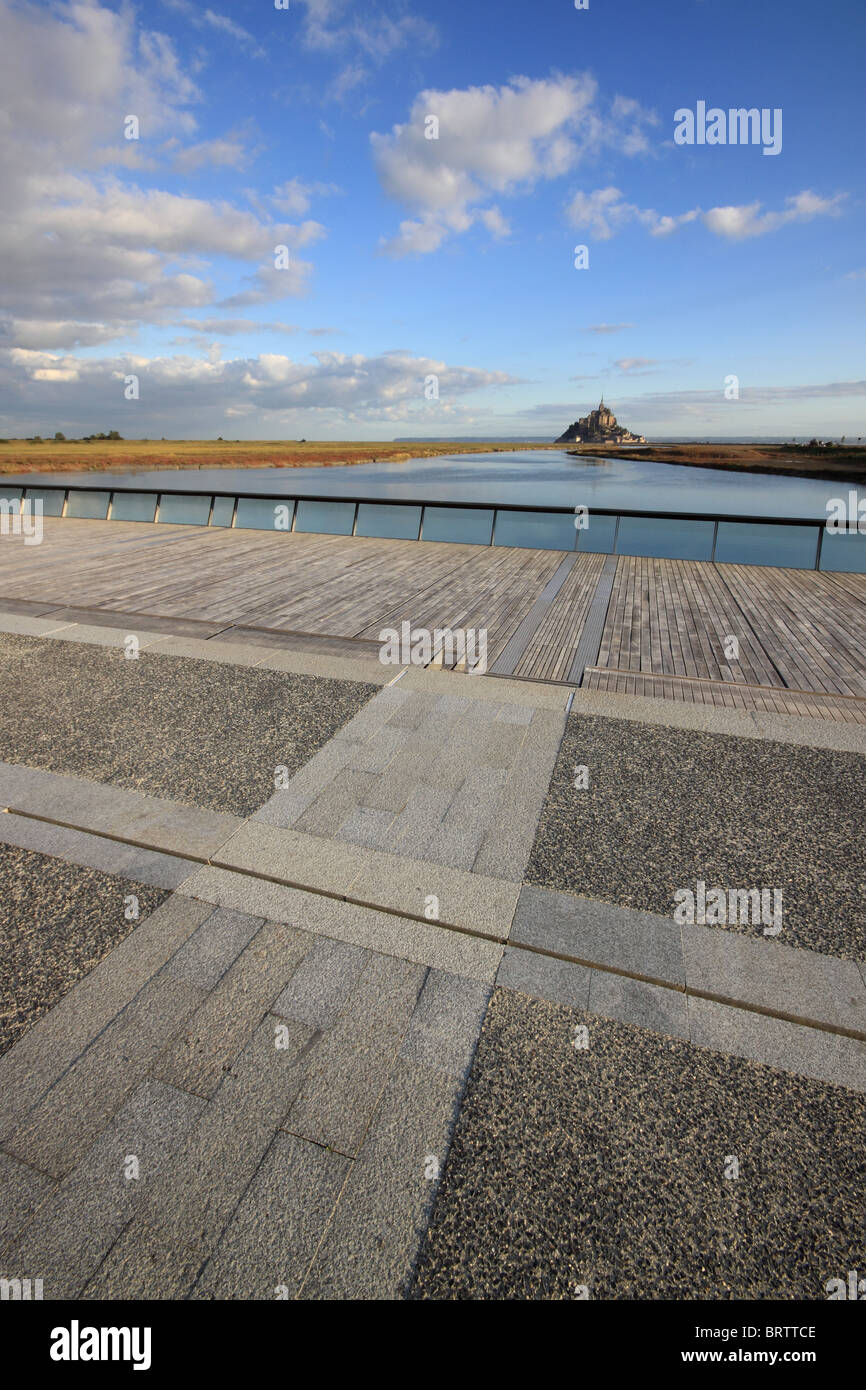 Der Staudamm am Fluss Couesnon, die hydraulische Schranken verwendet, um die Gewässer in der Nähe von Mont St. Michel in Frankreich Steuern Stockfoto