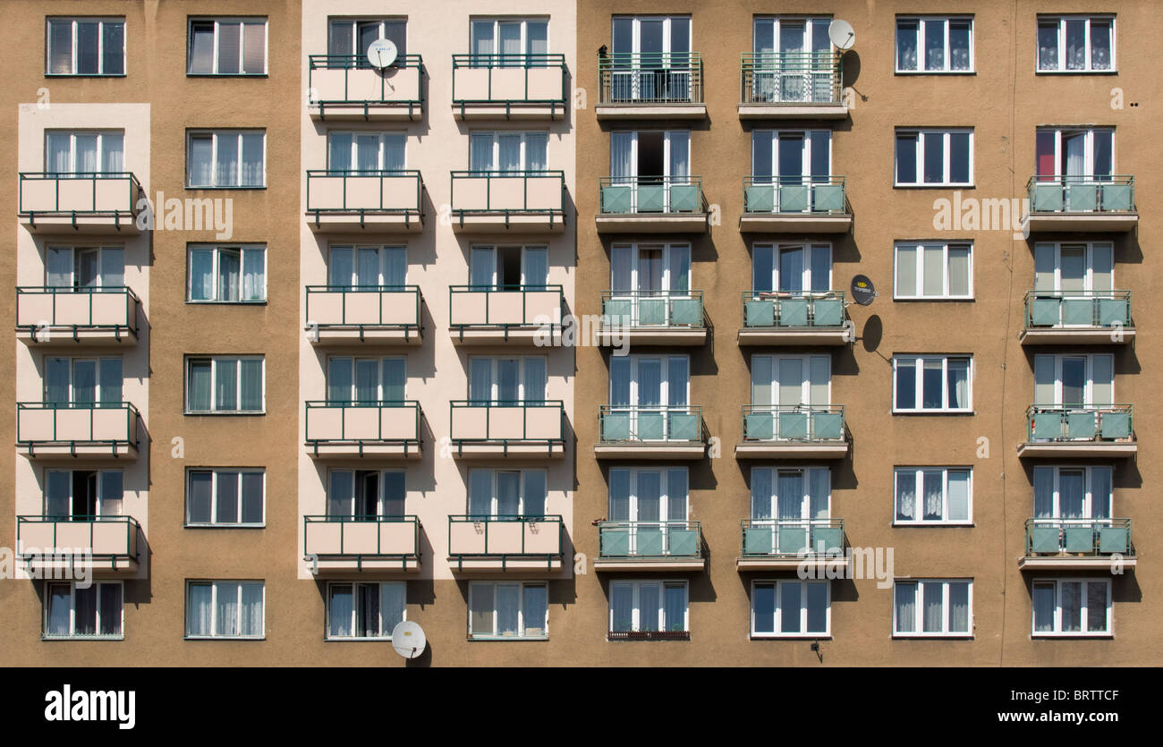 Wohnhaus gebaut im sozialistischen Realismus-Architektur-Stil der 1950er Jahre, Hlavni Trida, Poruba, Ostrava, Tschechische Republik Stockfoto