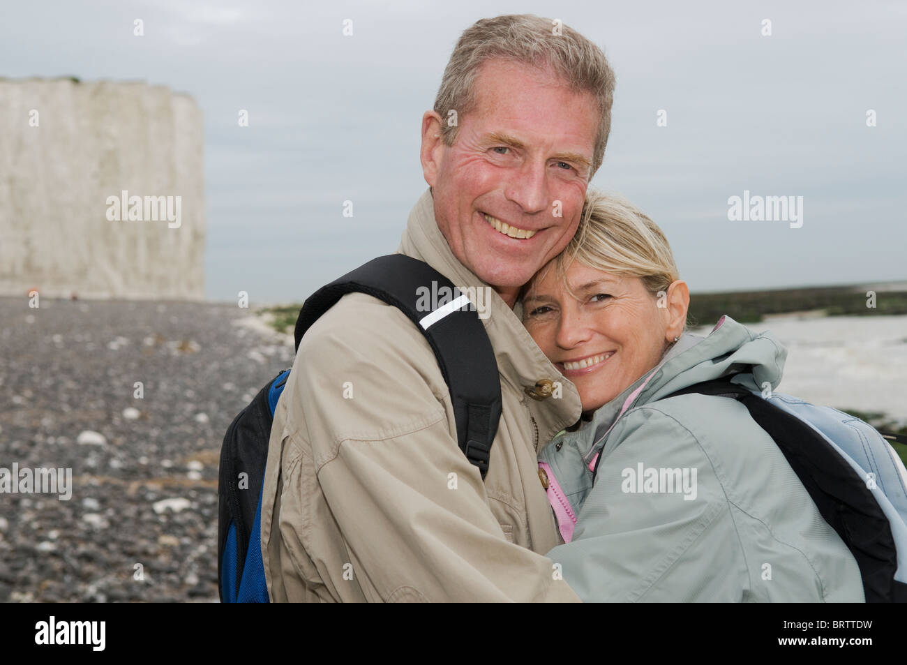 Aktive Senioren Umarmung am Strand Stockfoto