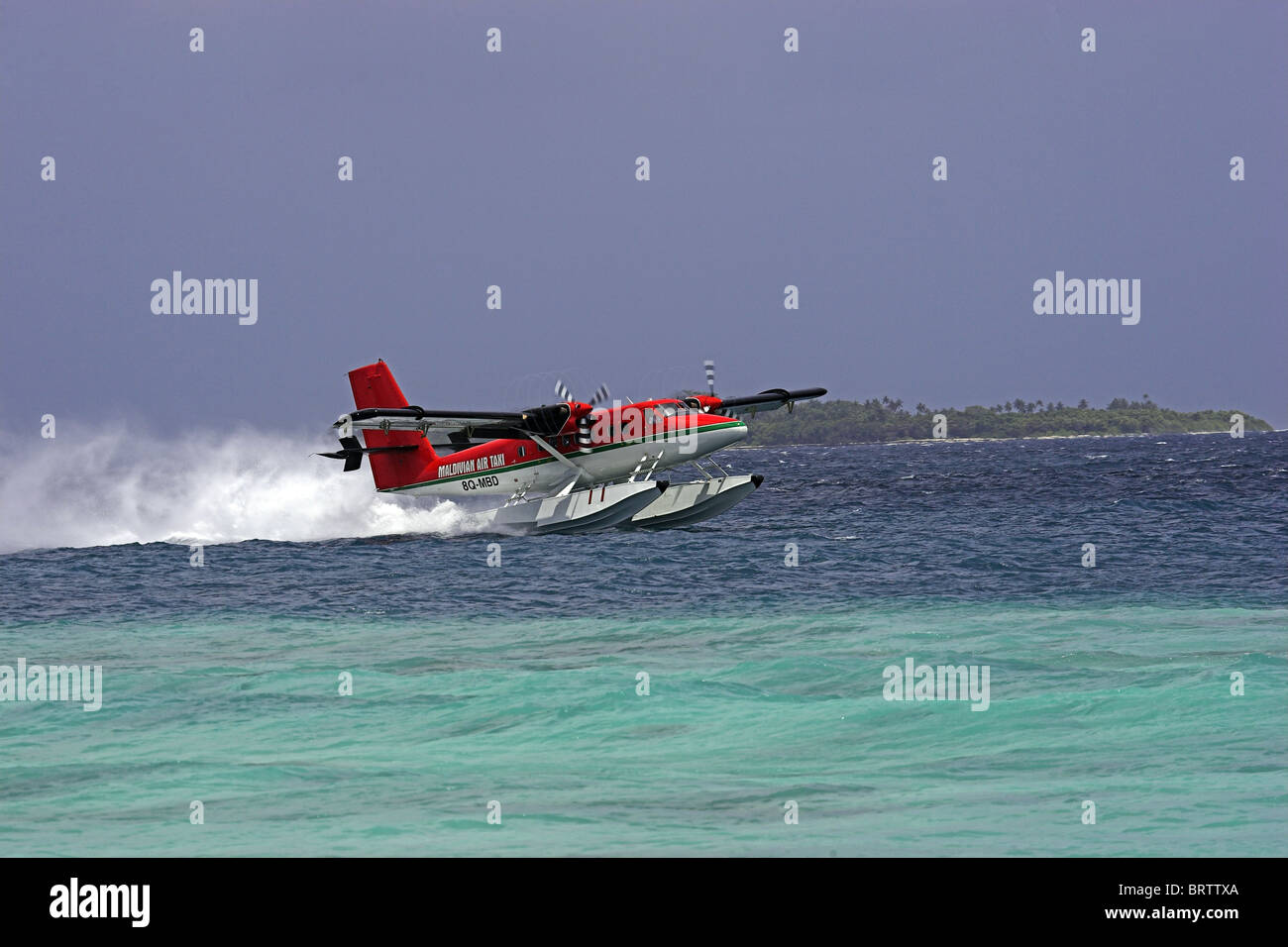 de Havilland DHC-6 Twin Otter Wasserflugzeug, Maldivian Air Taxi abheben von einer Insel auf den Malediven Stockfoto