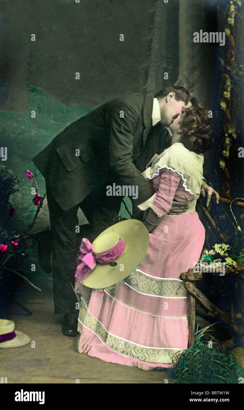 Mann küsst eine Frau, Geschichtsbild, ca. 1910 Stockfoto