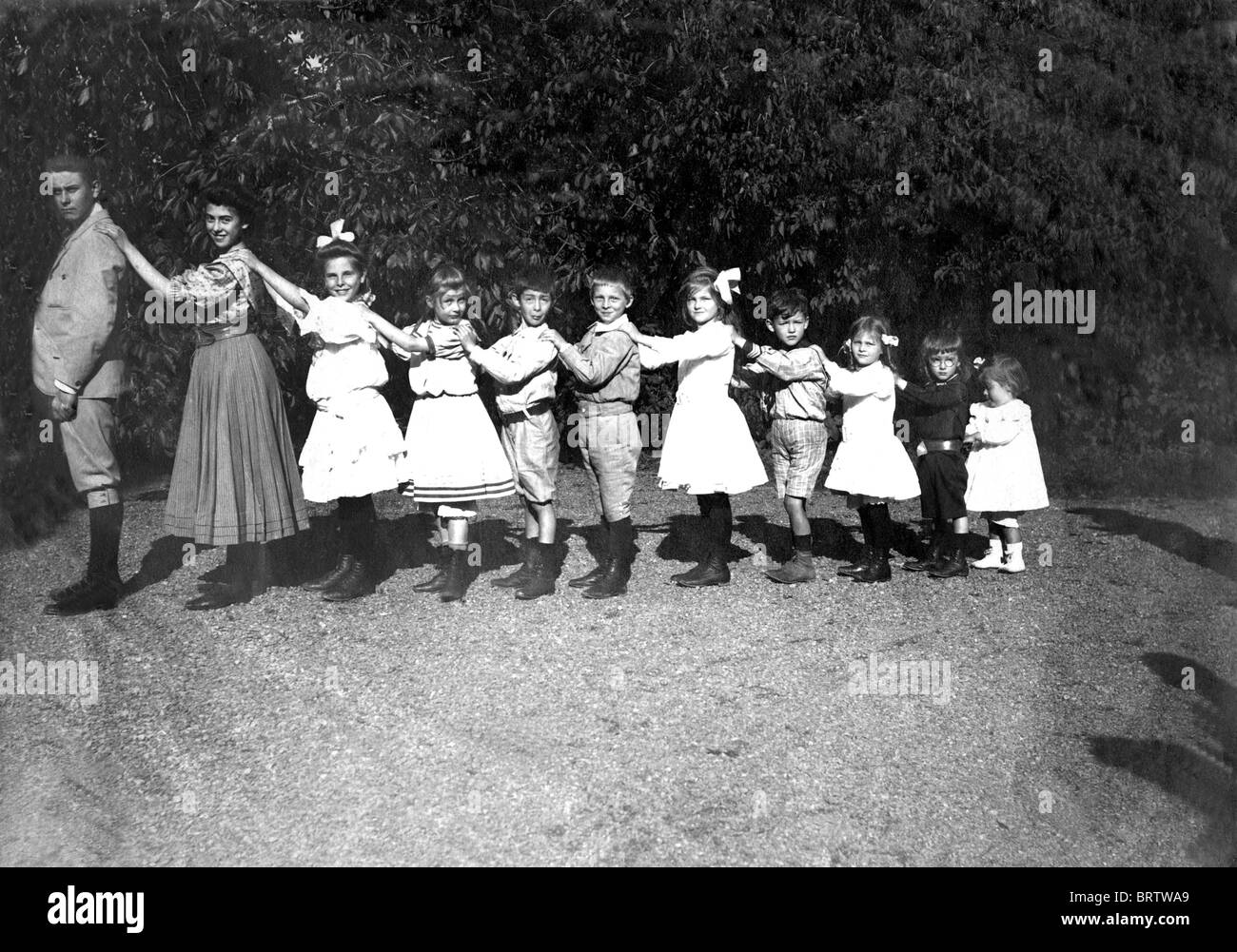 Familie mit neun Kindern, aufgereiht wie Orgelpfeifen, Geschichtsbild, ca. 1912 Stockfoto