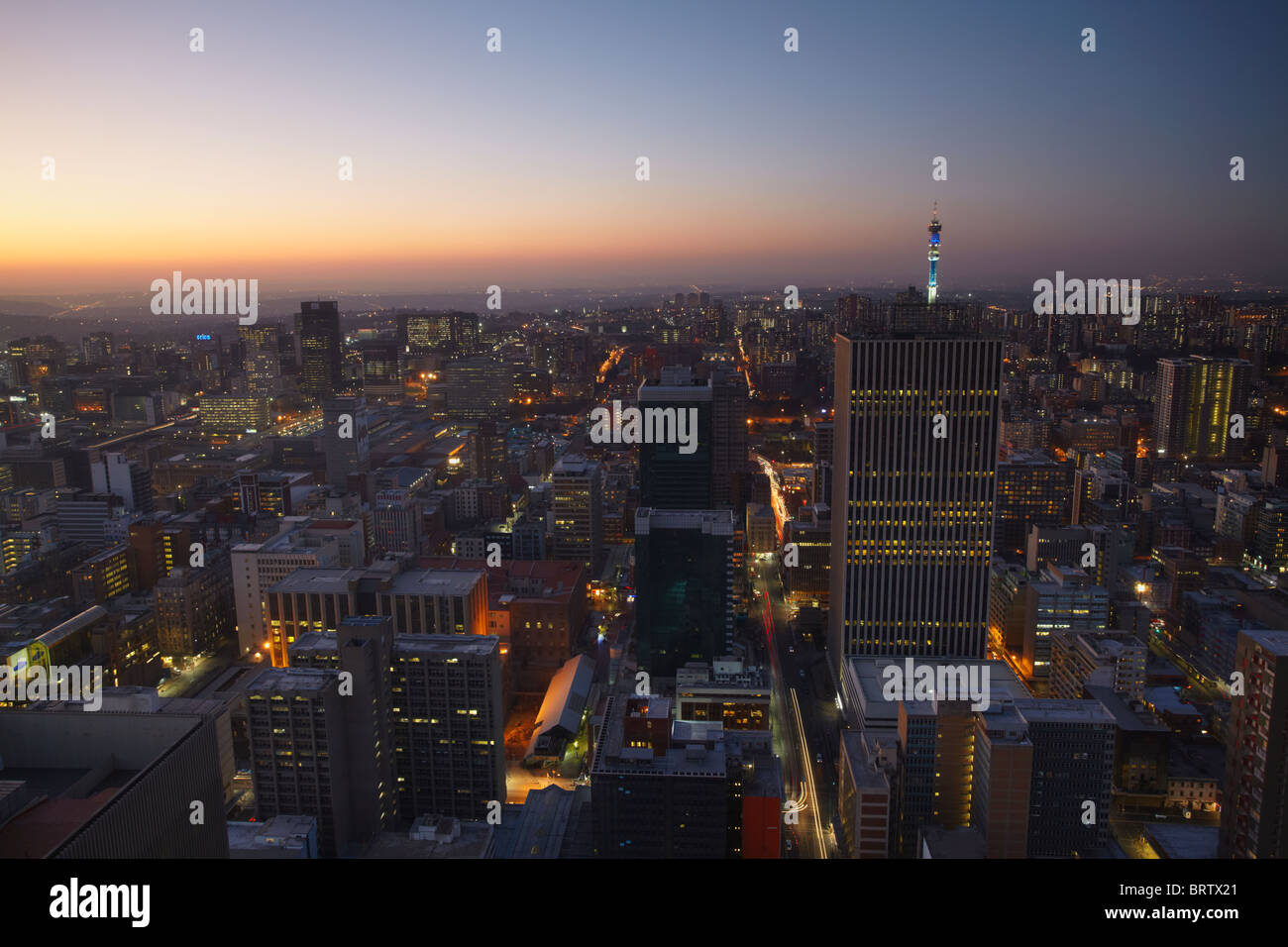 Blick auf Downtown Johannesburg bei Sonnenuntergang, Gauteng, Südafrika Stockfoto