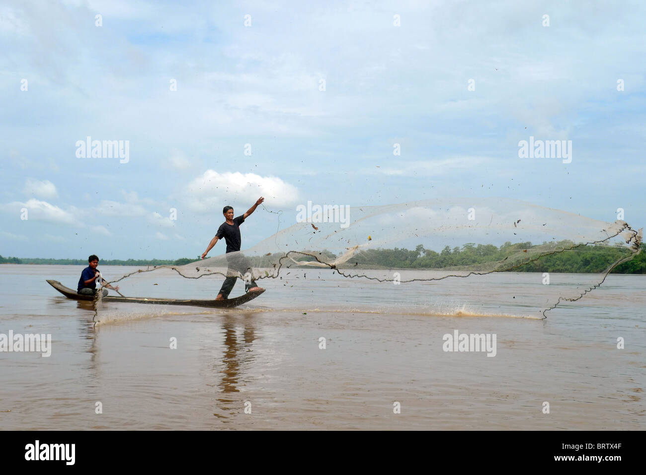 Kambodscha Sovat Komsonath (29) Angeln im Fluss Sekong, Ban Bung Dorf, Stung Treng. Stockfoto