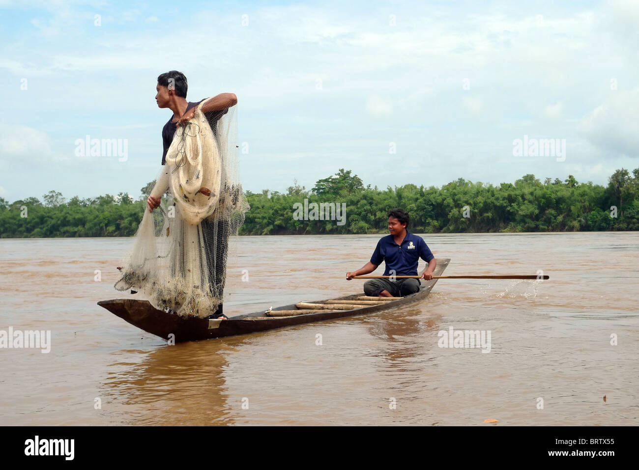 Kambodscha Sovat Komsonath (29) Angeln im Fluss Sekong Dorf Ban Bung, Stung Treng Bezirk. Stockfoto