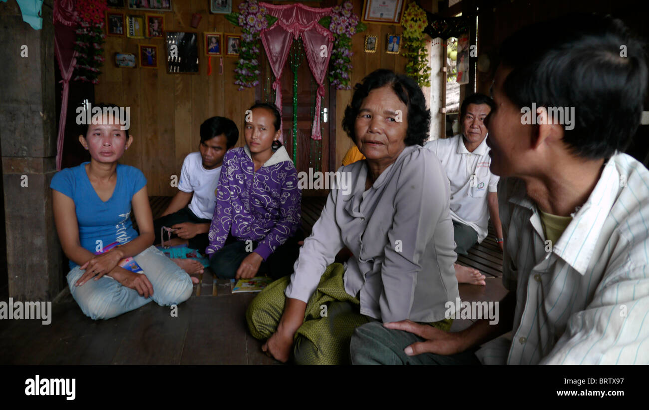 Kambodscha Treffen der Mitglieder der Gemeinschaft Forstausschuss, Sesan Dorf, Stung Treng Bezirk. Foto: SEAN SPRAGUE Stockfoto