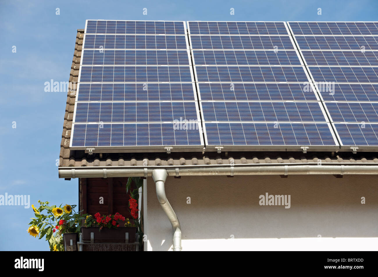 Solaranlagen (Photovoltaik) ausgestattet, um das Dach eines Hauses. Stockfoto