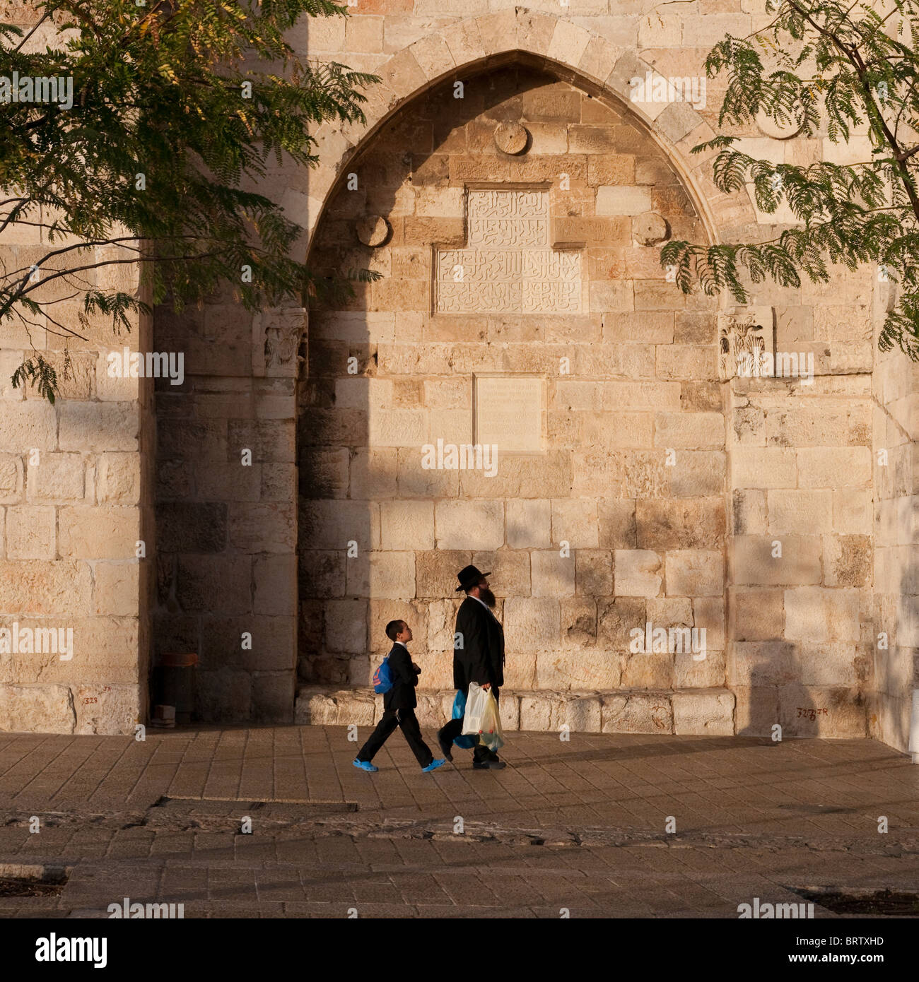 Vater und Sohn orthodoxer Juden, die zu Fuß durch die Stadt-Wände. Altstadt von Jerusalem Stockfoto