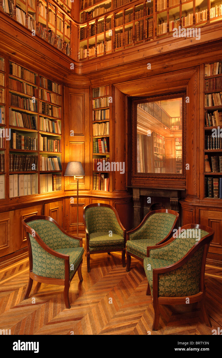 Regale voller Bücher der alten in Privatbibliothek Stockfoto