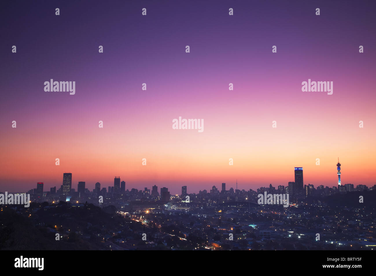 Blick auf Johannesburg Skyline bei Sonnenuntergang, Gauteng, Südafrika Stockfoto