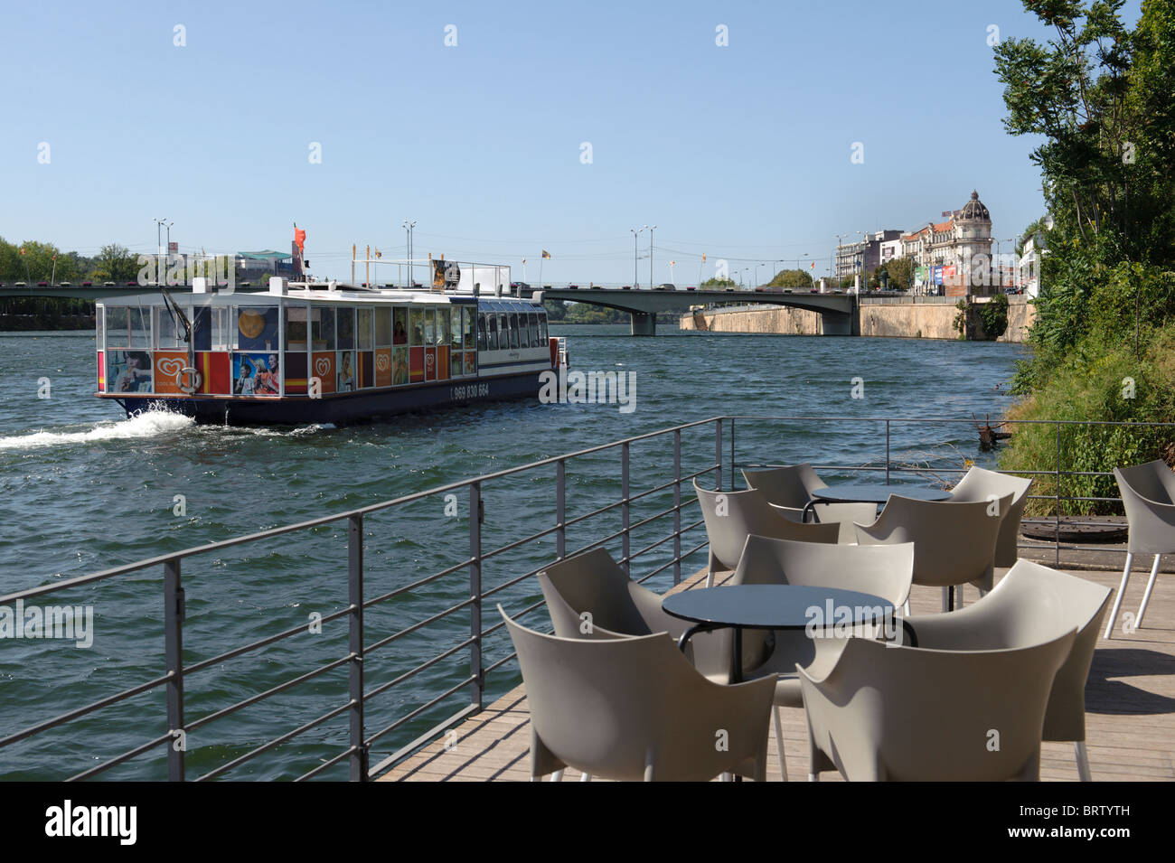 Bootstour auf dem Fluss Mondego vergeht, eine Terrasse mit Stühlen und Tischen in Coimbra, Portugal Stockfoto