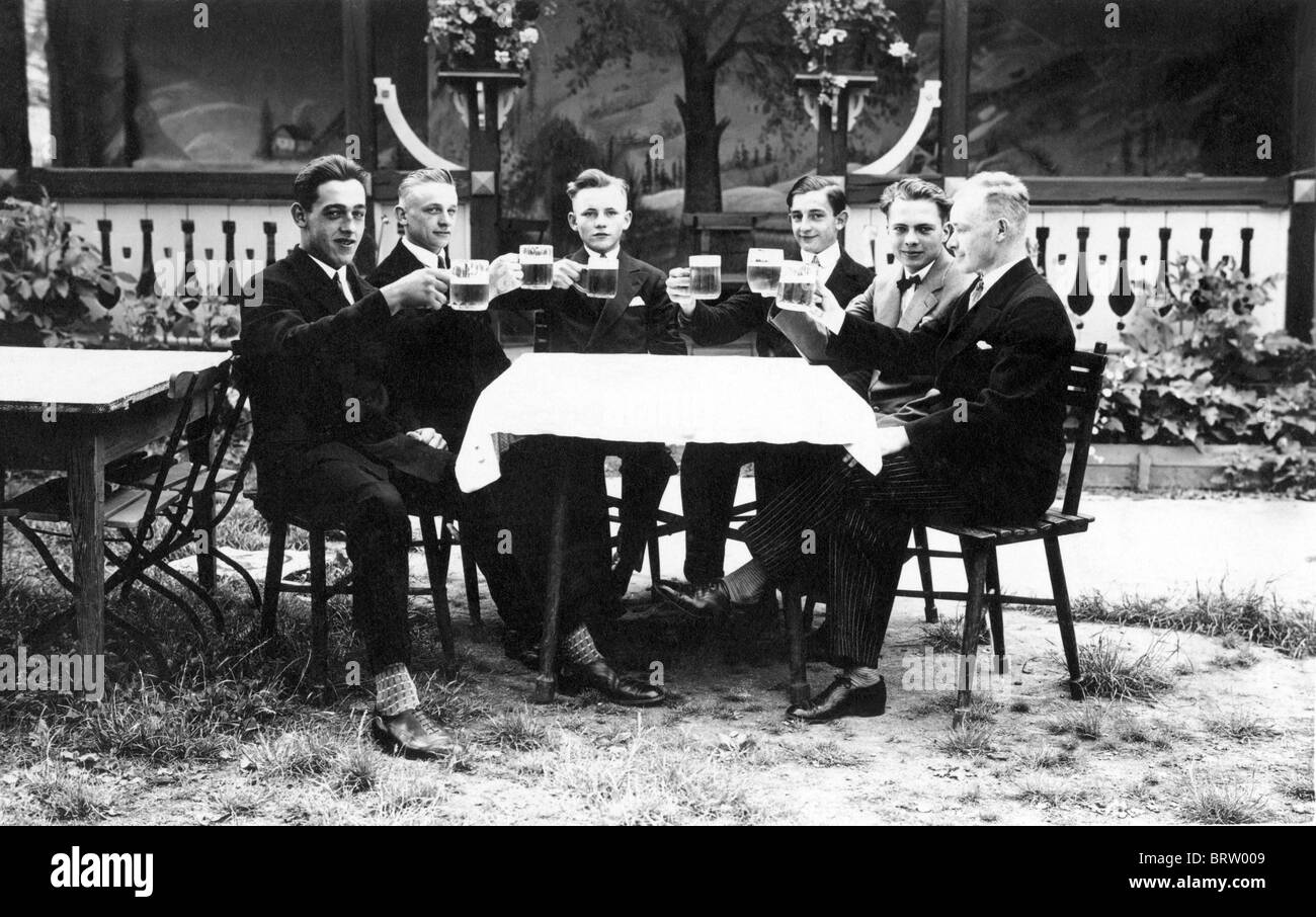 Cheers, Männer in einem Biergarten, Geschichtsbild, ca. 1912 Stockfoto