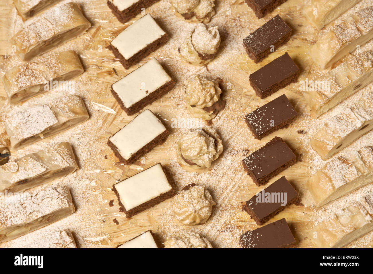 Kuchenplatte mit Quark-Strudel, Windbeutel und Schokoladenkekse Stockfoto