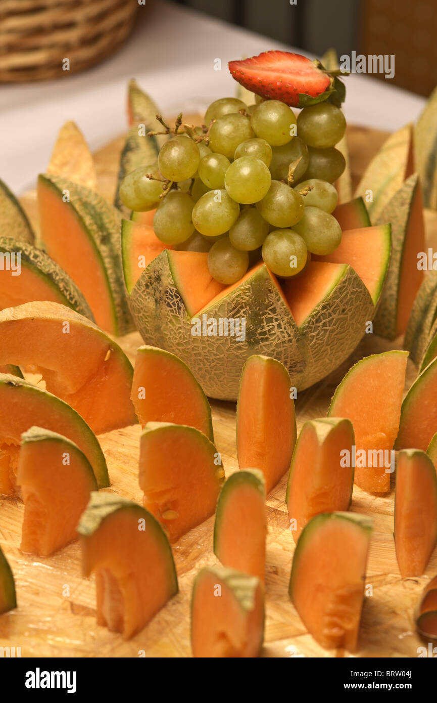 Melonen und Trauben auf einem Brett, buffet Stockfoto