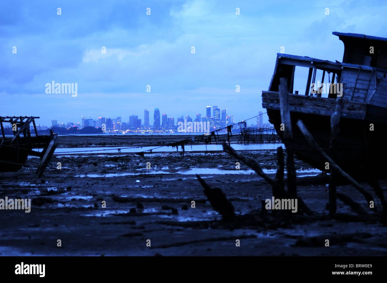 Pier-Szene mit Singapur, Belakang Padang, Riau-Inseln, Indonesien Stockfoto