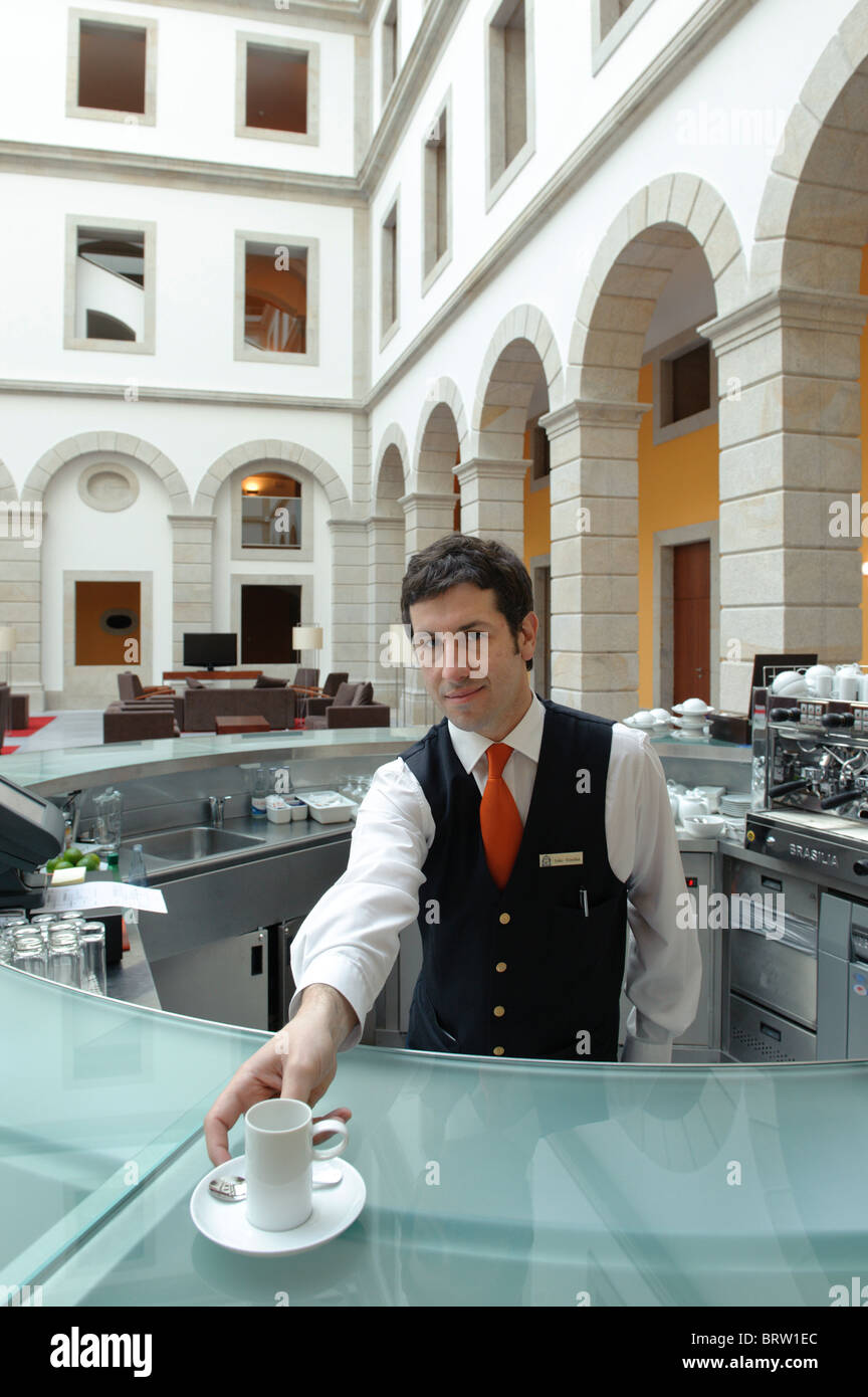 Ein Barkeeper serviert einen Espressokaffee Stockfoto