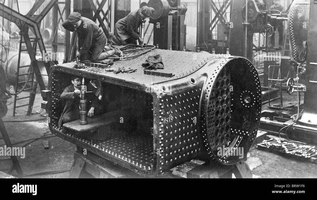 Dampf Lok Bau Stehbolzen wird genietet, Borsigwerke, Berlin-Tegel, Deutschland, 1910 Stockfoto
