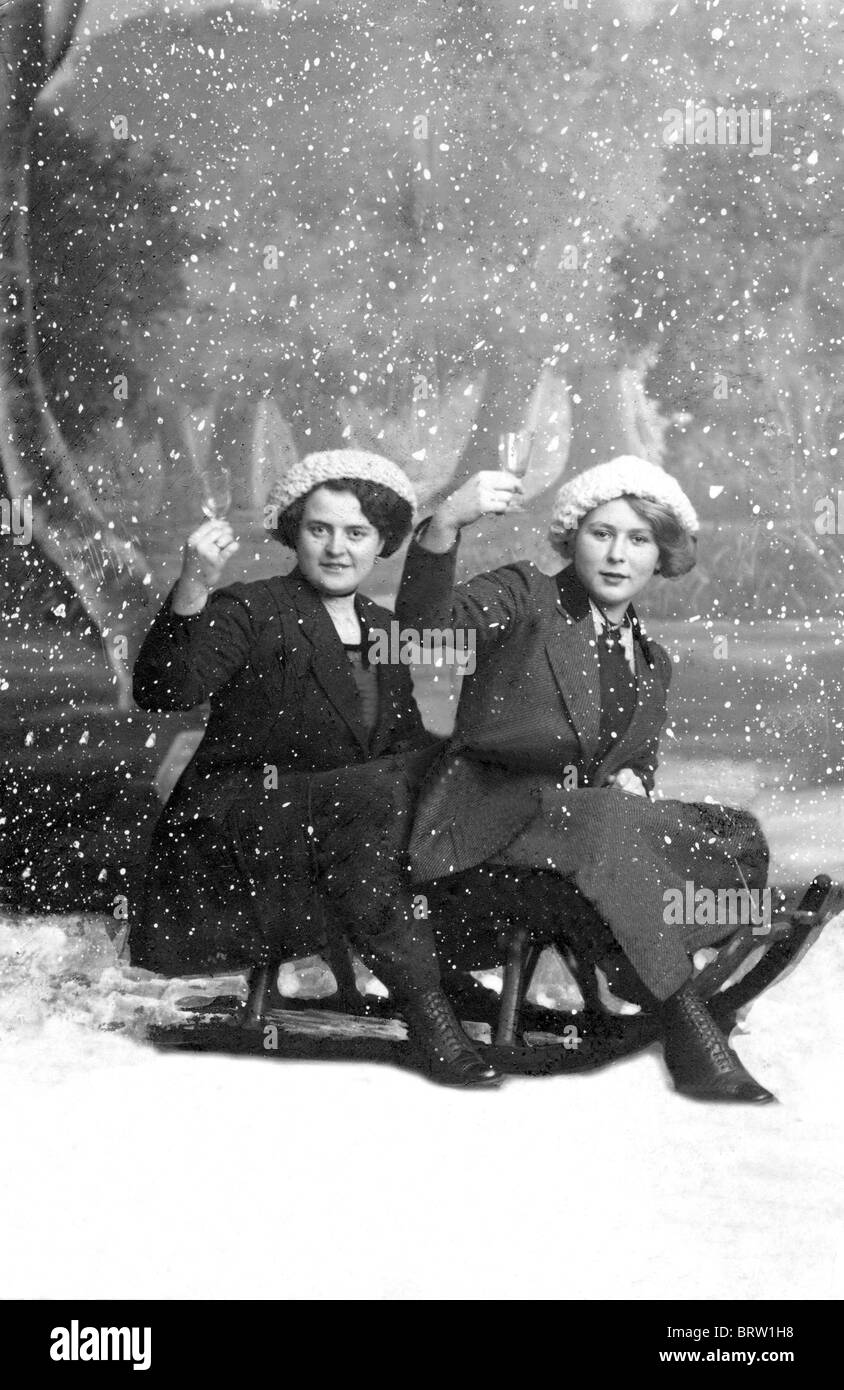 Zwei Frauen mit Schlitten und Schnee, historische Photgraph, um 1910 Stockfoto