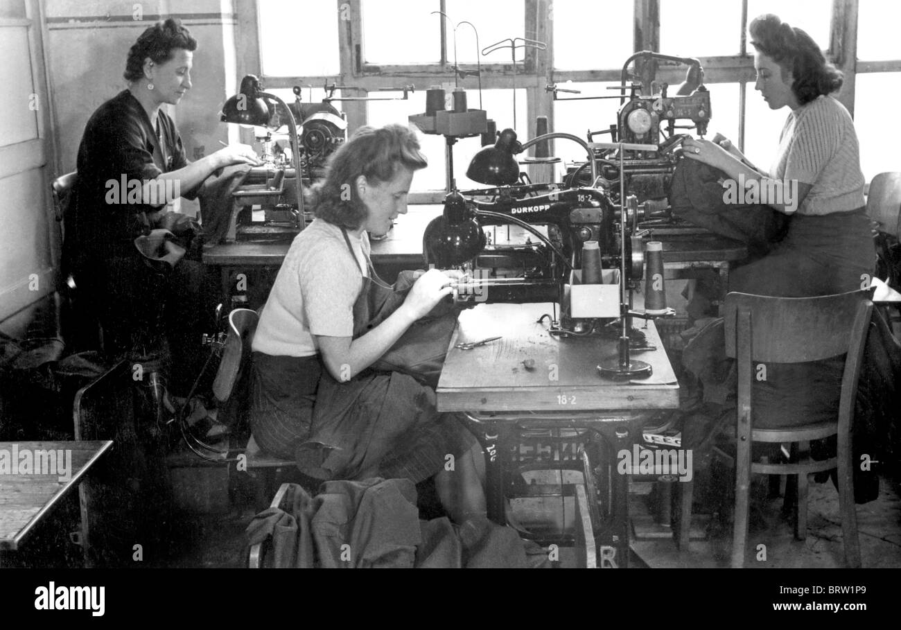 Frauen arbeiten an Nähmaschinen, historisches Foto, ca. 1956 Stockfoto