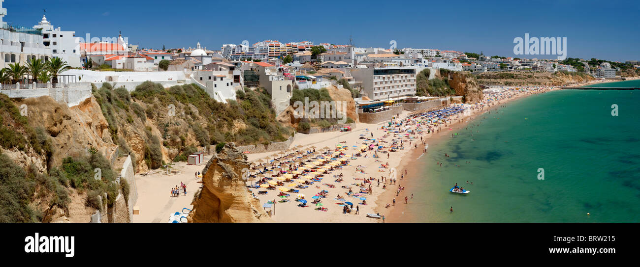 Portugal, Albufeira, Stadt und Strand im Sommer Stockfoto