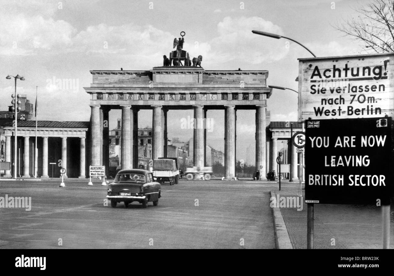 Brandenburger Tor, historisches Foto, um 1958, kurz nach der Wiederaufbau und die Beseitigung der Kriegsschäden Stockfoto