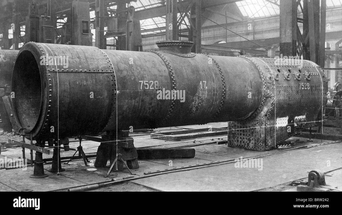 Bau einer Lokomotive, Aufhebung der Kessel, Borsig Fabrik, Berlin-Tegel, Deutschland, Geschichtsbild, 1910 Stockfoto