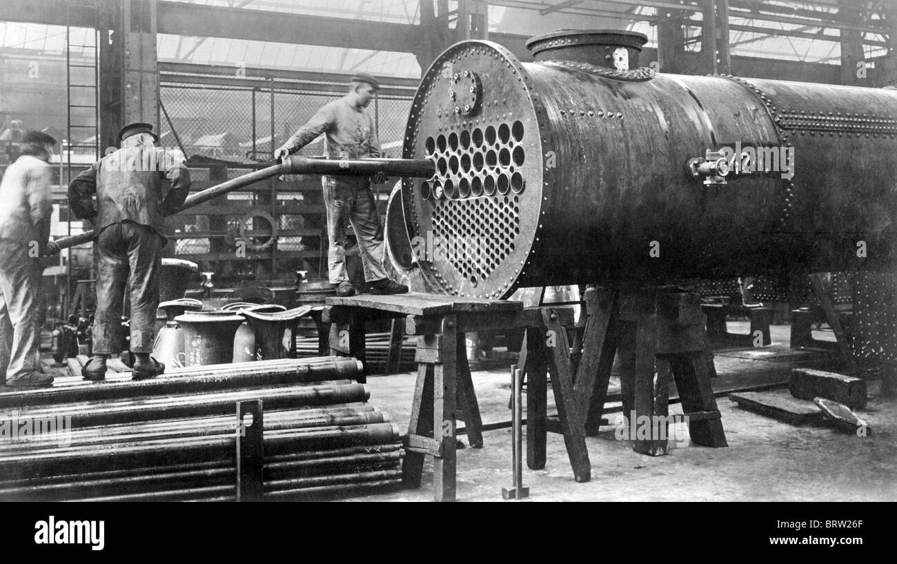 Bau einer Lokomotive, Installation der Rohre, Borsig Fabrik, Berlin-Tegel, Deutschland, Geschichtsbild, 1910 Stockfoto
