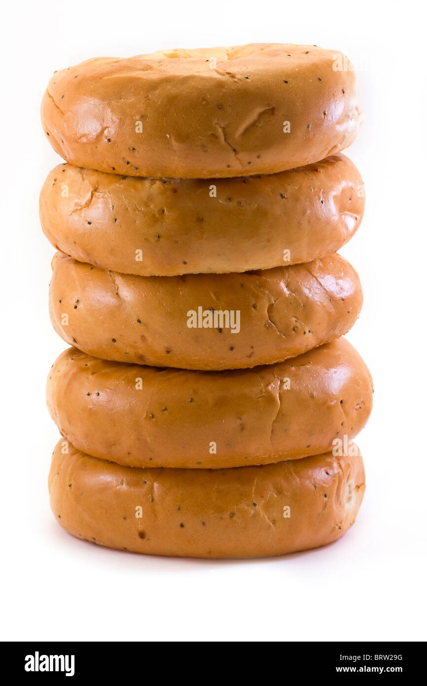 Stapel von Bagels über weiß Stockfoto