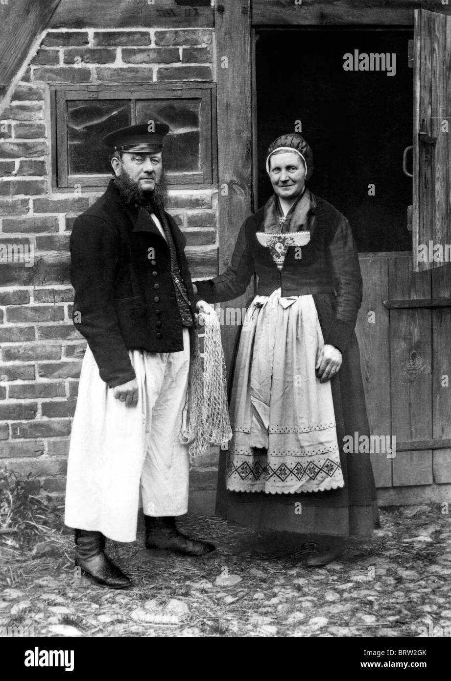 Fischer und Frau in Tracht, historische Photgraph, um 1928 Stockfoto