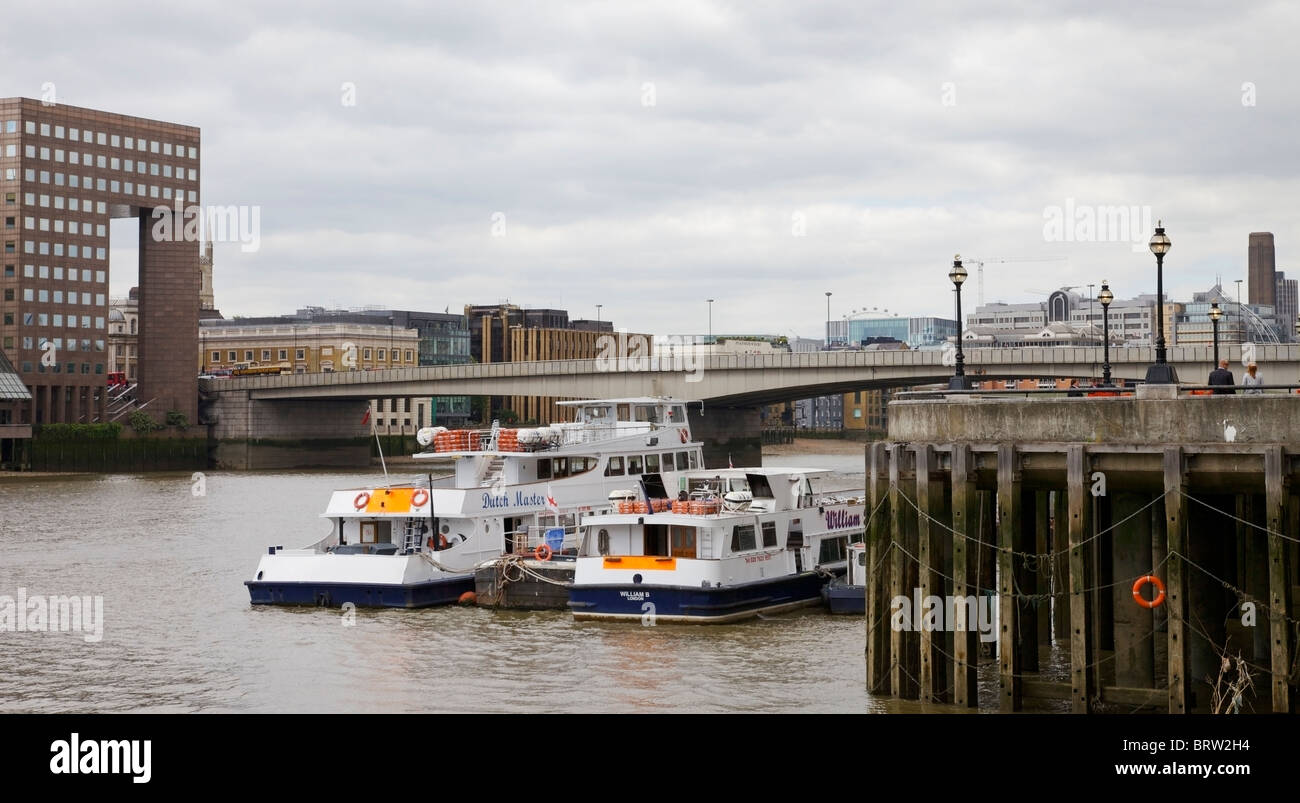 Die Themse Pier und Stadt Kreuzfahrten, London, England. Stockfoto
