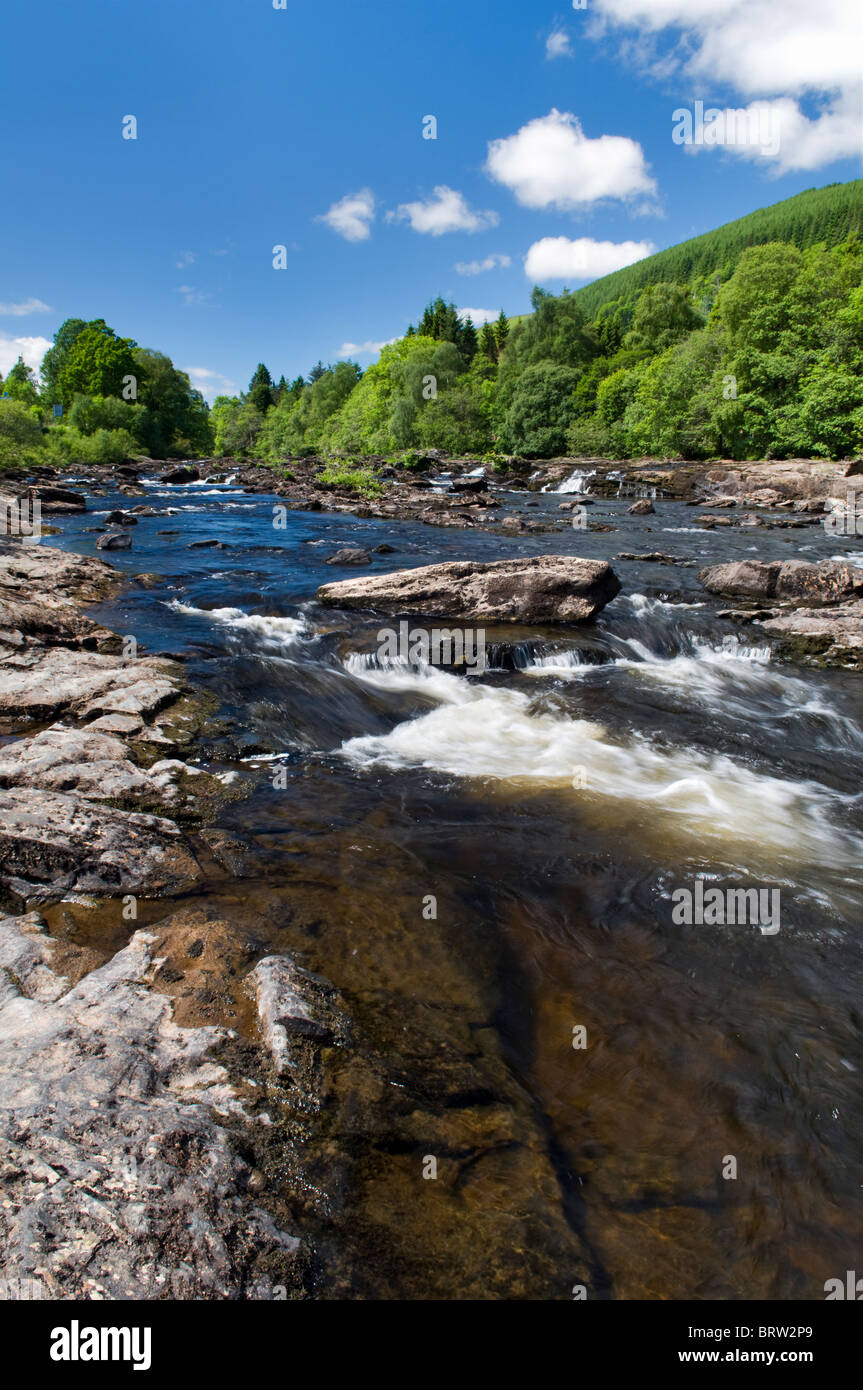 River Dochart an die Falls of Dochart bei Killin, Perthshire, Schottland, uk an feinen Sommertag Stockfoto
